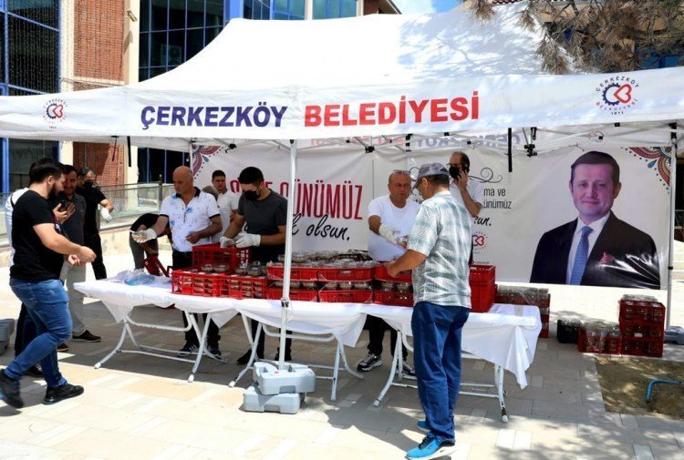 ÇERKEZKÖY BELEDİYESİ AŞURE DAĞITTI