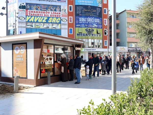 EKMEKLER HALK BÜFELERDEKİ YERİNİ ALDI