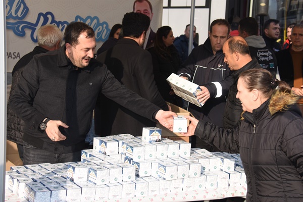 Başkan Yüksel Berat Kandili dolayısıyla kandil simidi ikramında bulundu