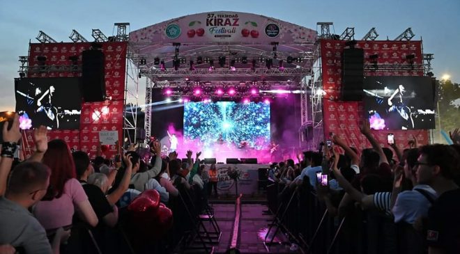Festivalde Yıldızlar Geçidi: Mustafa Ceceli, Ekin Uzunlar, Funda Arar Konserleri Dinleyenleri Mest Etti