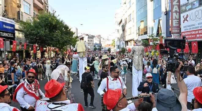 Festival Kortejinde Kalabalık Caddelere Sığmadı