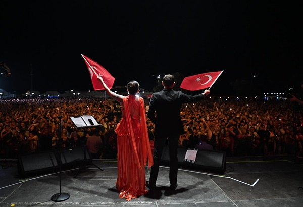 MELEK MOSSO KİRAZ FESTİVALİNDE ÜZDÜĞÜ HERKESTEN OZUR DİLEDİ