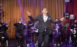 Aygün Karadoğan’dan Sanata Saygı Duruşu: Zeki Müren Şarkılarıyla Sahnede