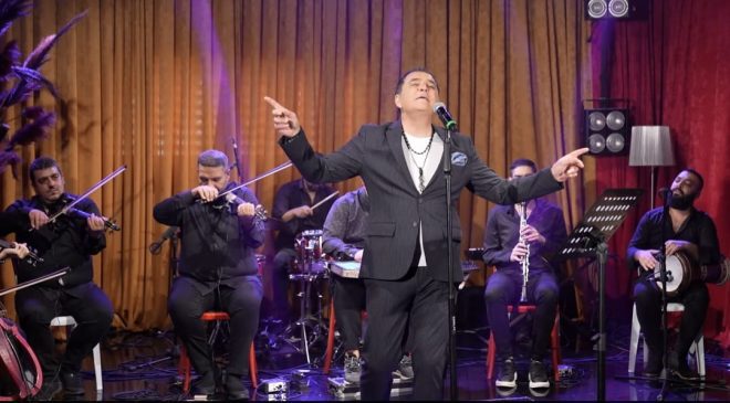 Aygün Karadoğan’dan Sanata Saygı Duruşu: Zeki Müren Şarkılarıyla Sahnede