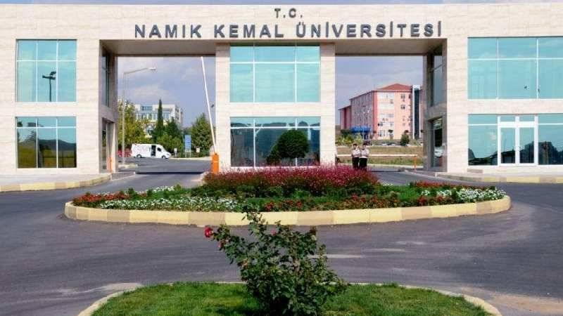 Tekirdağ Namık Kemal Üniversitesi kütüphanesinde ders çalışan öğrenciler
