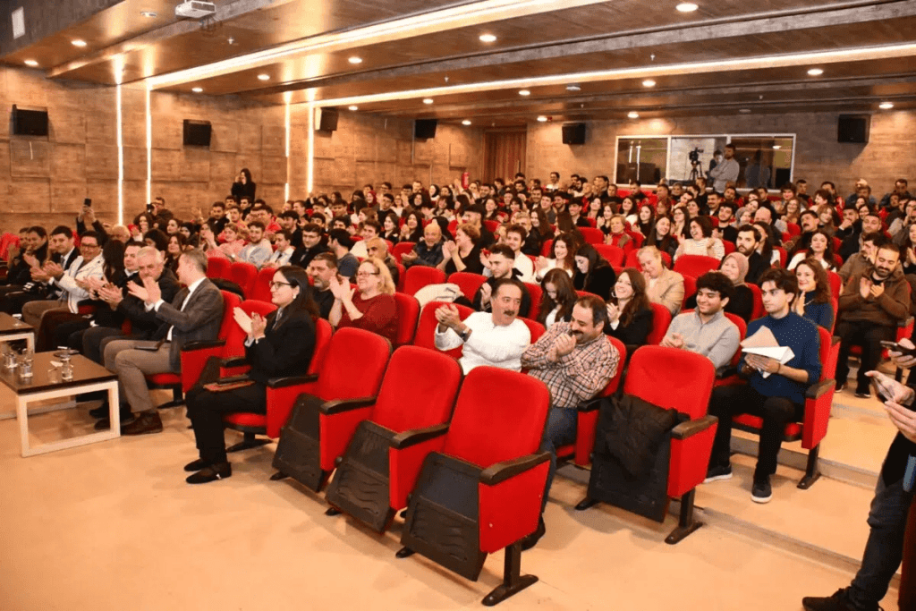 Süleymanpaşa’da düzenlenen çalıştayda depreme dirençli kentler, yapı güvenliği ve yeni teknolojiler akademisyenler ve yerel yöneticiler tarafından ele alındı.